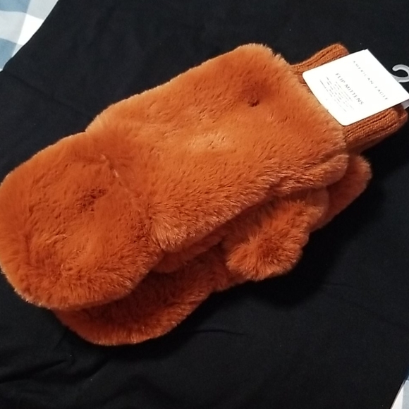 American Eagle Outfitters Accessories - American eagle flip mittens